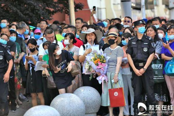 烟台|终于考完了！烟台考场外这一幕看着看着就忍不住了……