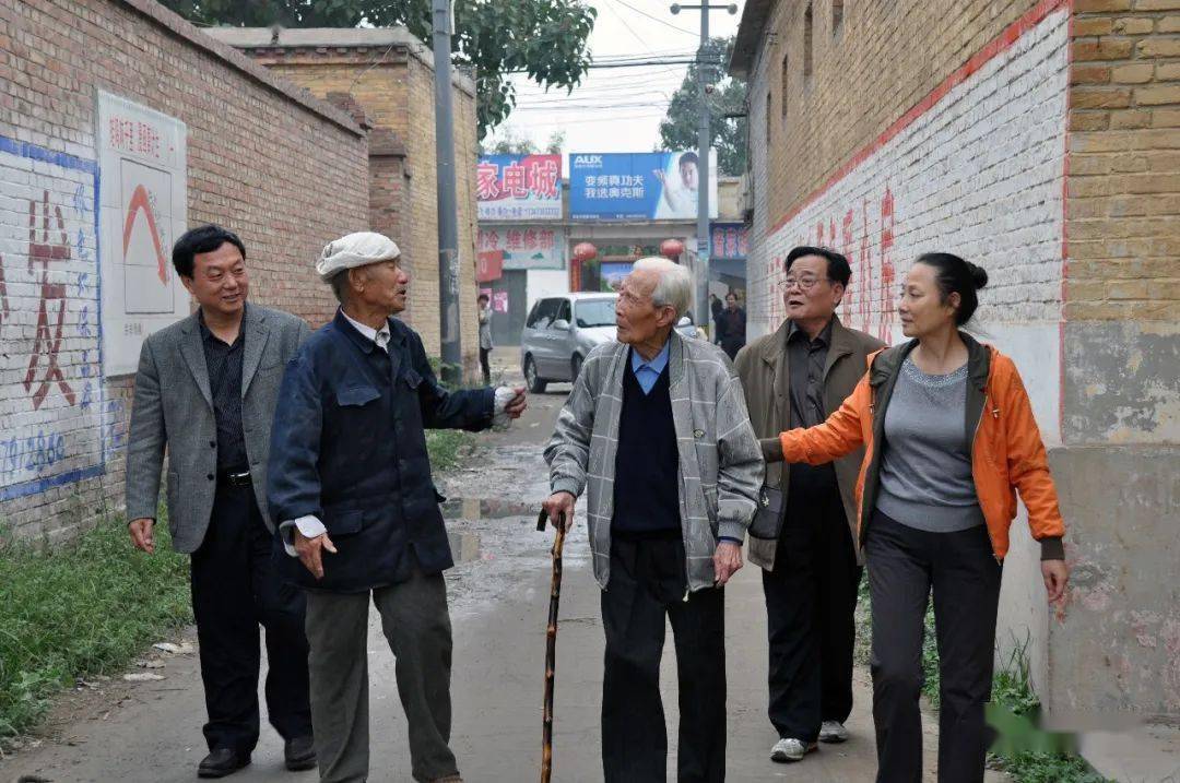 邱县第一任县委书记王屏到邱城重温光荣岁月