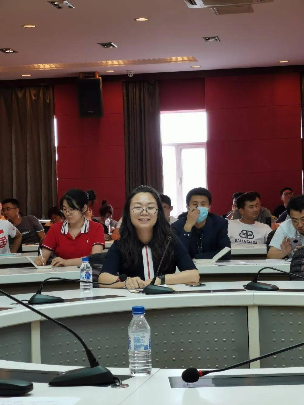 大会第一项内容是正高级教师冯银江与特级教师于海滨谈教风与学风