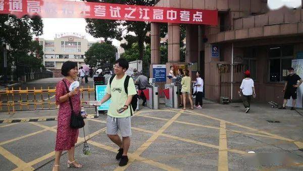 在温岭市之江高级中学门口,执勤交警朱勤健发现一名扎着辫子的女学生