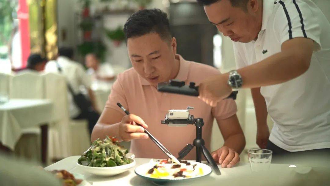 窦新宇吃午饭时,窦新宇在抖音上随手发出了这样一条短视频.