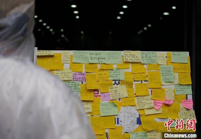 遗体|首尔已故市长朴元淳出殡 民众冒雨送别