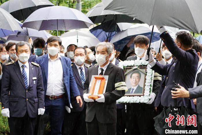 遗体|首尔已故市长朴元淳出殡 民众冒雨送别