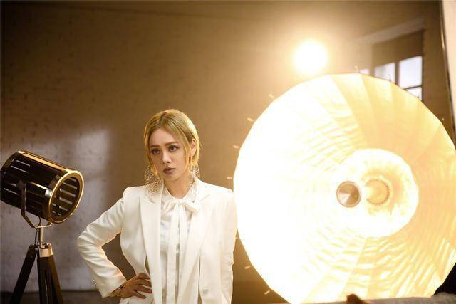 网友|太有钱！宁静送姐姐们上万元面霜 还曾送过钻戒