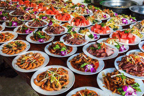 起湾村有"吃龙饭"的历史传统,以往舞龙结束之后,还会在村里的祠堂吃龙