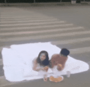 菏泽|太危险！山东一对新人裹床单躺斑马线拍婚纱照，网友炸锅