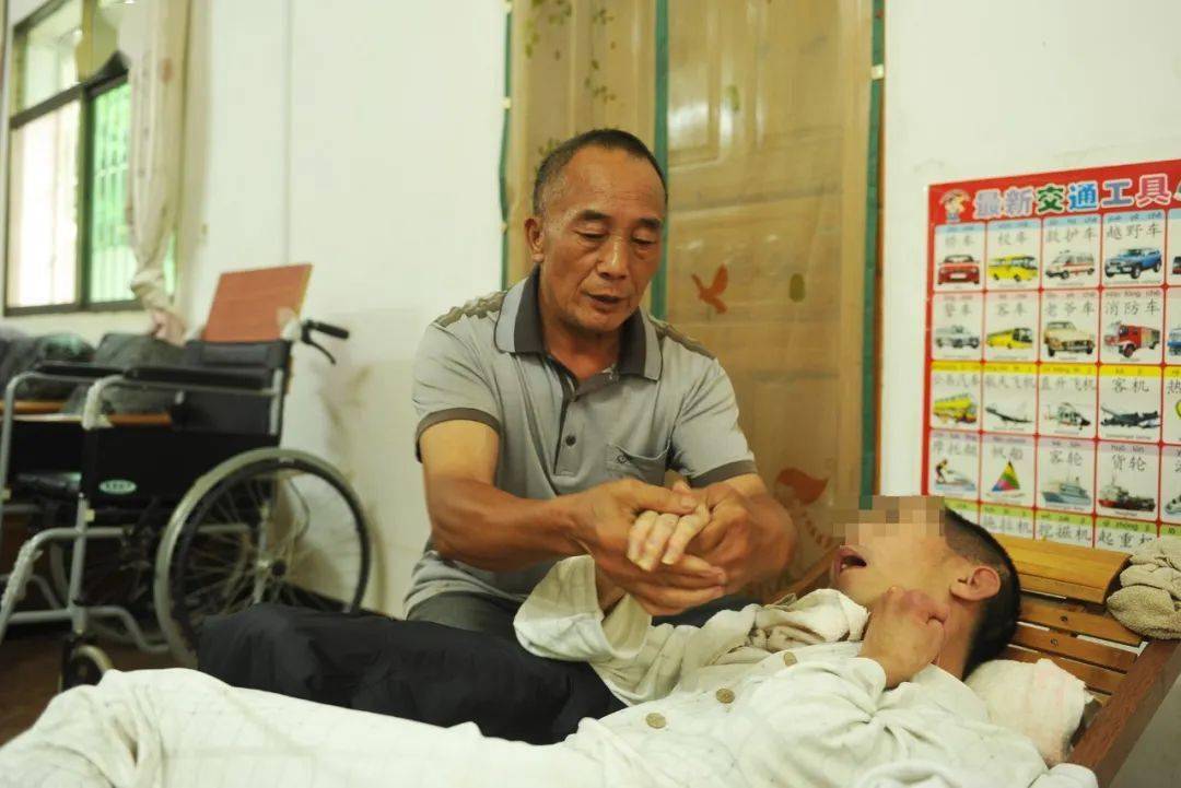 工厂也随之关闭，还欠下100多万元的债务。更不幸的是，儿子成了植物人。