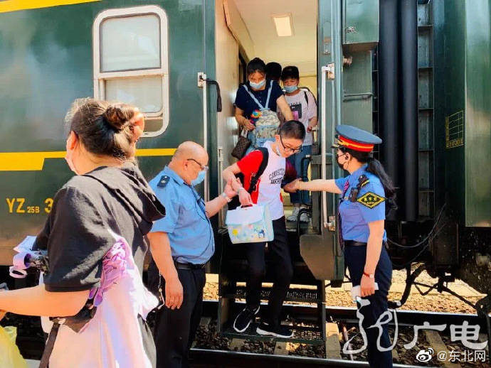 中考|哈铁开通“慢火车”为中考学子逐梦护航