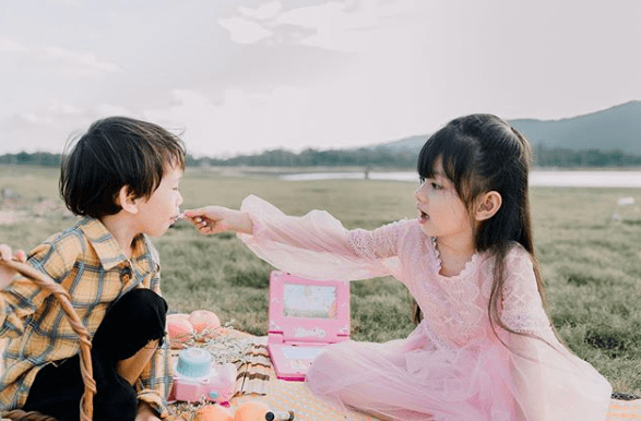 Onew|泰国6岁小萝莉凭借一组照片火爆ins，网友直呼：又来骗我们生女儿！