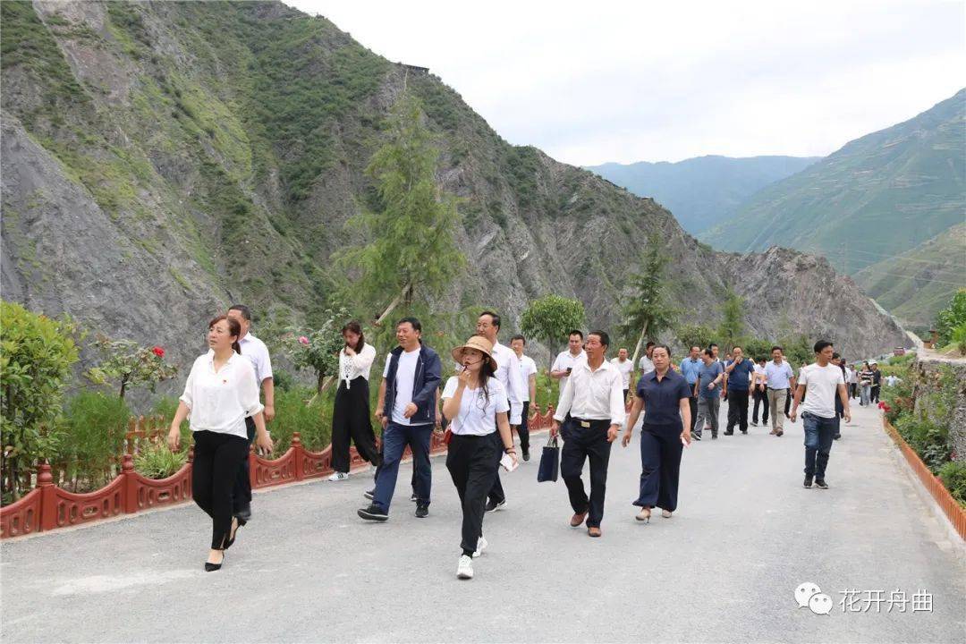 上午,观摩团一行先后到曲瓦乡城马村,东山镇谢家村,大川镇土桥子村