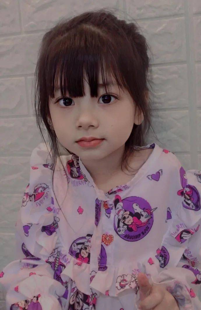 Onew|泰国6岁小萝莉凭借一组照片火爆ins，网友直呼：又来骗我们生女儿！