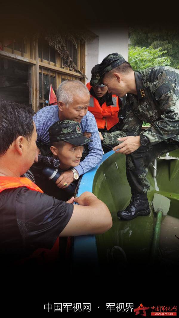 【军视界】抗洪抢险 子弟兵在行动