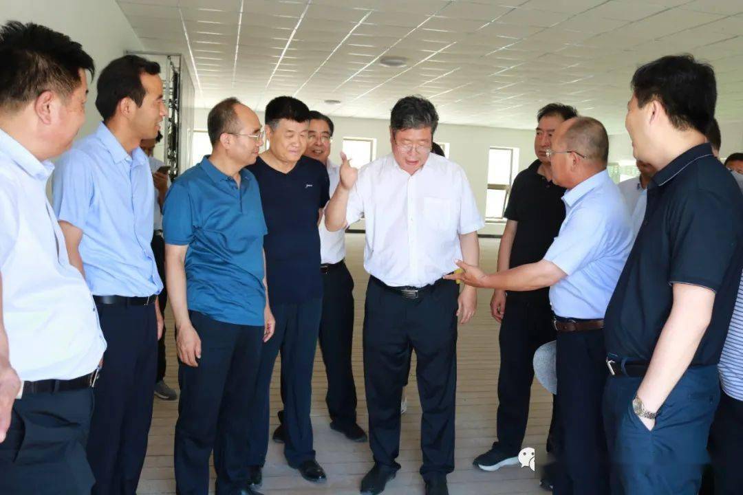 县委副书记,县长何英禅