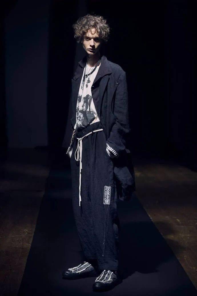 山本耀司yohjiyamamoto2021春夏男装系列黑色总能被他演绎至极致