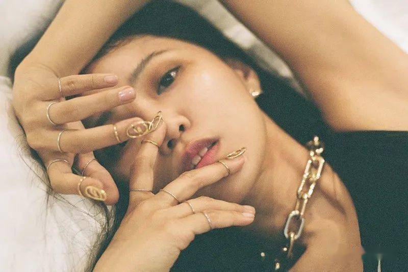 美甲|?新趋势：身上衣服几十万，手上戒指几百块