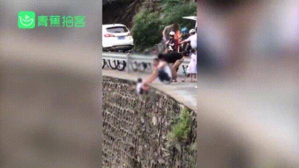 游客|坑娃！小孩被熊家长挂峭壁拍照，官方回应来了