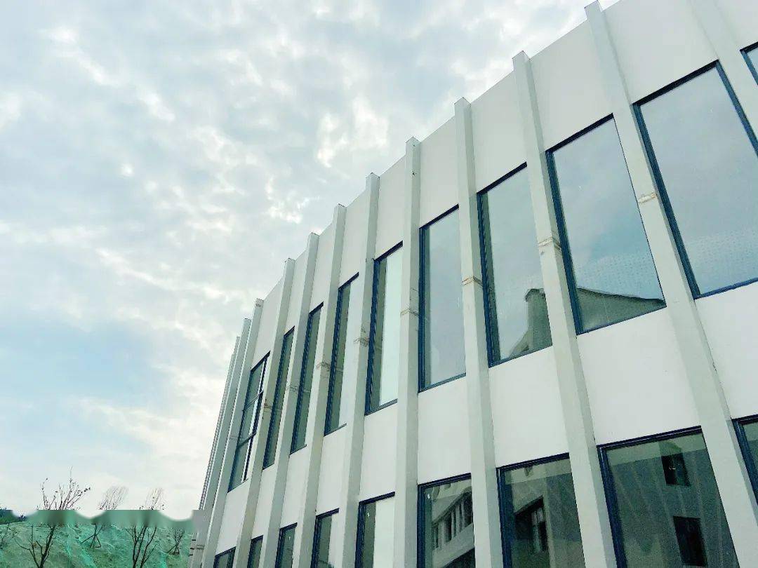 开阳县第三中学新校区来了！校园环境优美，设施完善，全封闭式管理打造现代智慧校园！