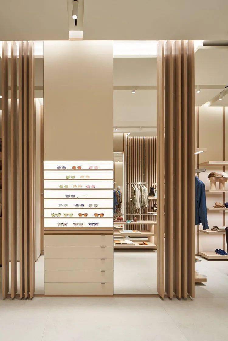 银座|LVMH 在东京银座的两个奢侈品店,丝般金属和水晶玻璃,各有各的高级
