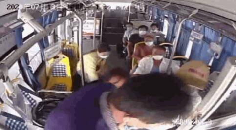 胡师傅|男子公交车上吸烟被劝阻，竟两次冲打司机！关键时刻，刚高考完的他两次出手…