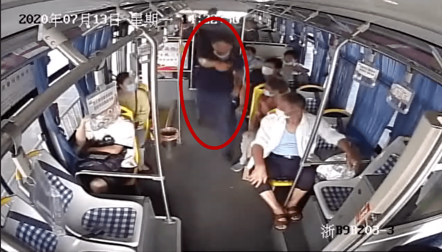 乘客|【点赞】公交司机被男子锁喉，18岁高考生挺身而出