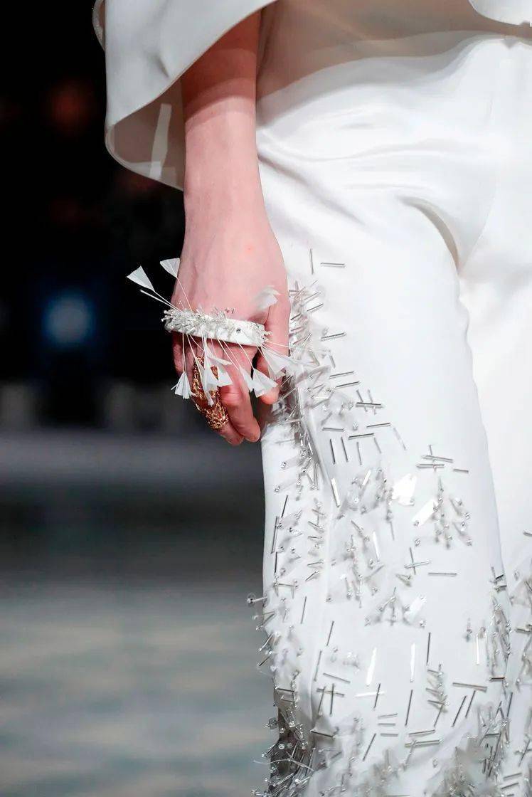 高定|美中带飒！对决于每一寸肌肤的高定细节，赋予了女性之美的全新定义