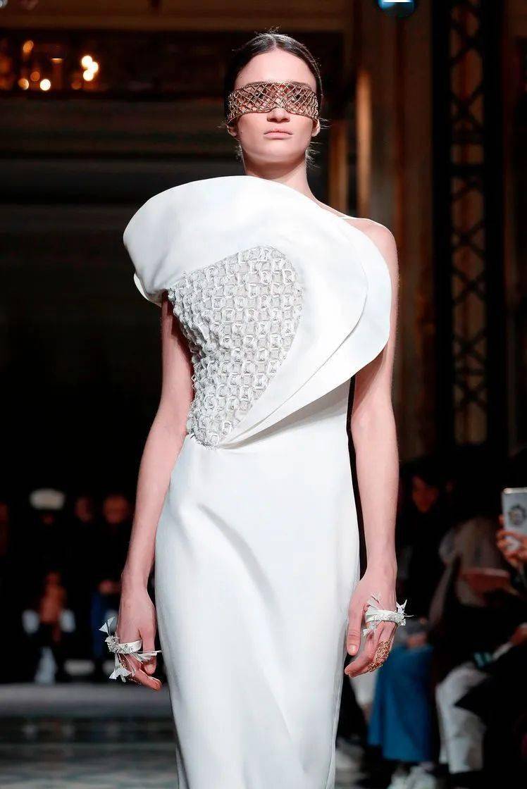 高定|美中带飒！对决于每一寸肌肤的高定细节，赋予了女性之美的全新定义