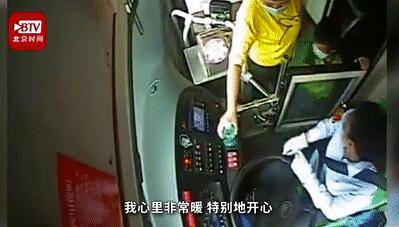 祖国|小男孩在公交车上走来走去...司机看后直点赞！