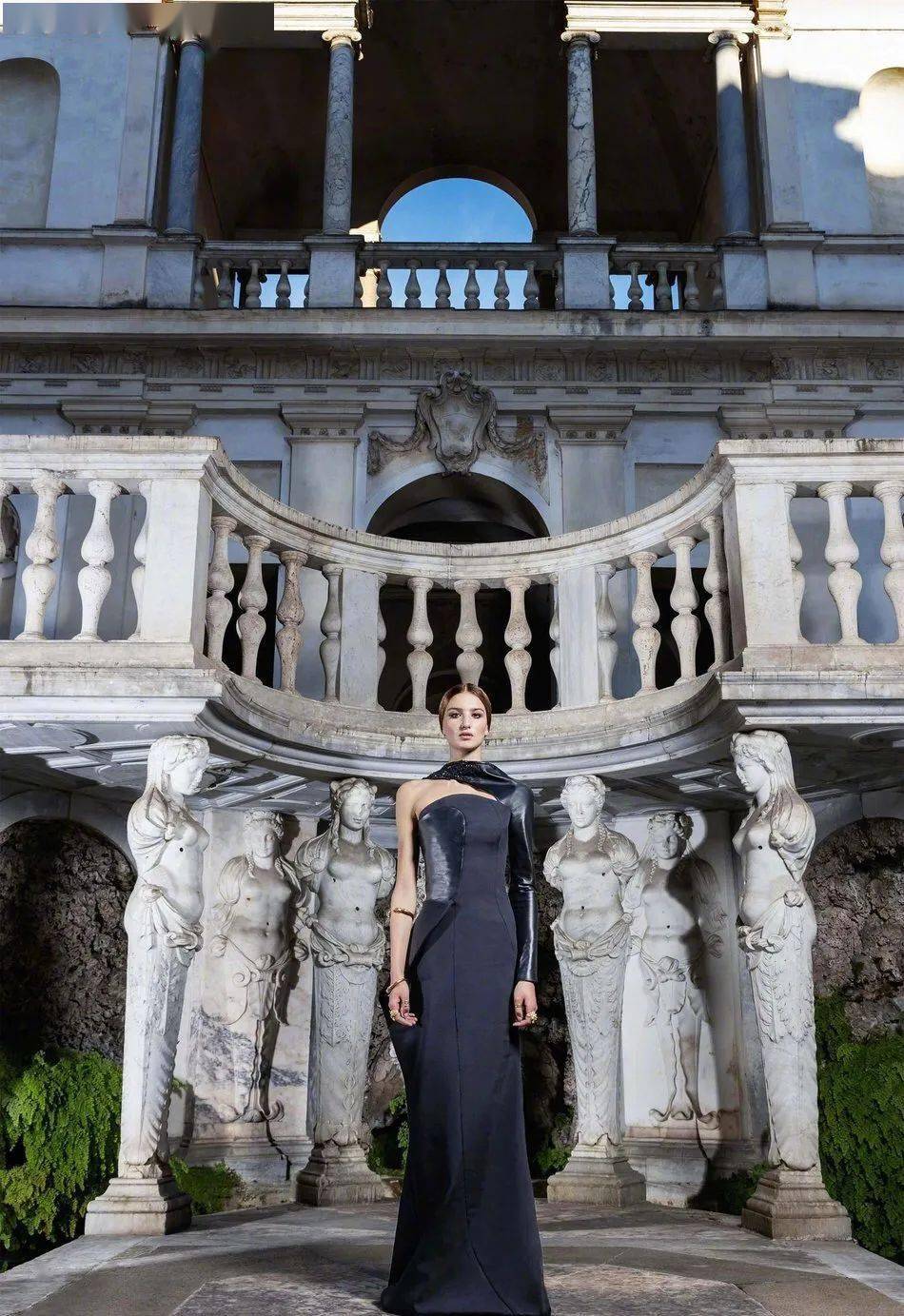 高定|美中带飒！对决于每一寸肌肤的高定细节，赋予了女性之美的全新定义