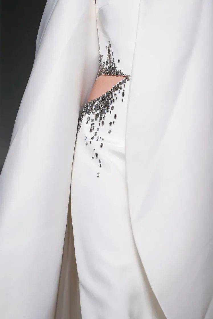 高定|美中带飒！对决于每一寸肌肤的高定细节，赋予了女性之美的全新定义