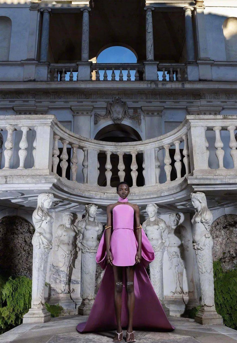 高定|美中带飒！对决于每一寸肌肤的高定细节，赋予了女性之美的全新定义