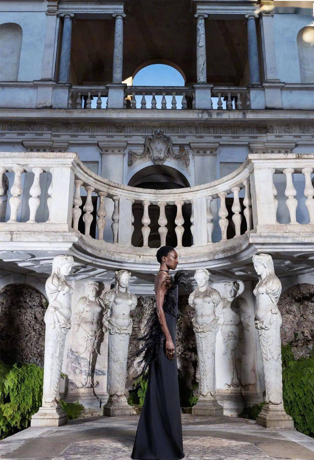 高定|美中带飒！对决于每一寸肌肤的高定细节，赋予了女性之美的全新定义