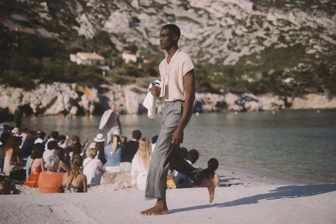 to|感到兴奋吗,久违的线下时装秀又回来了