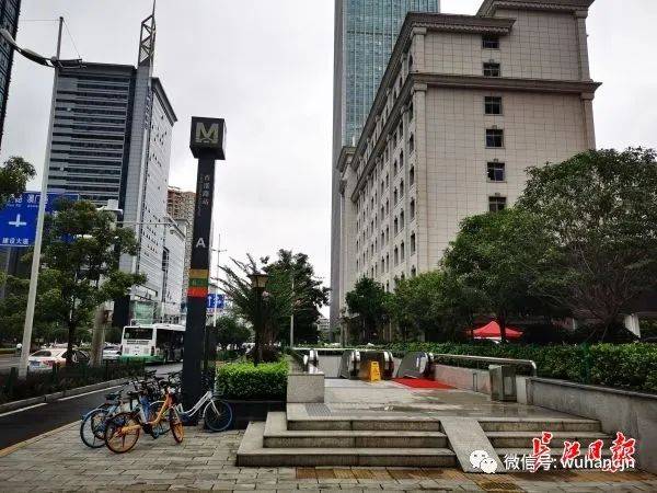 香港路地铁站a出入口为敞开式设计.