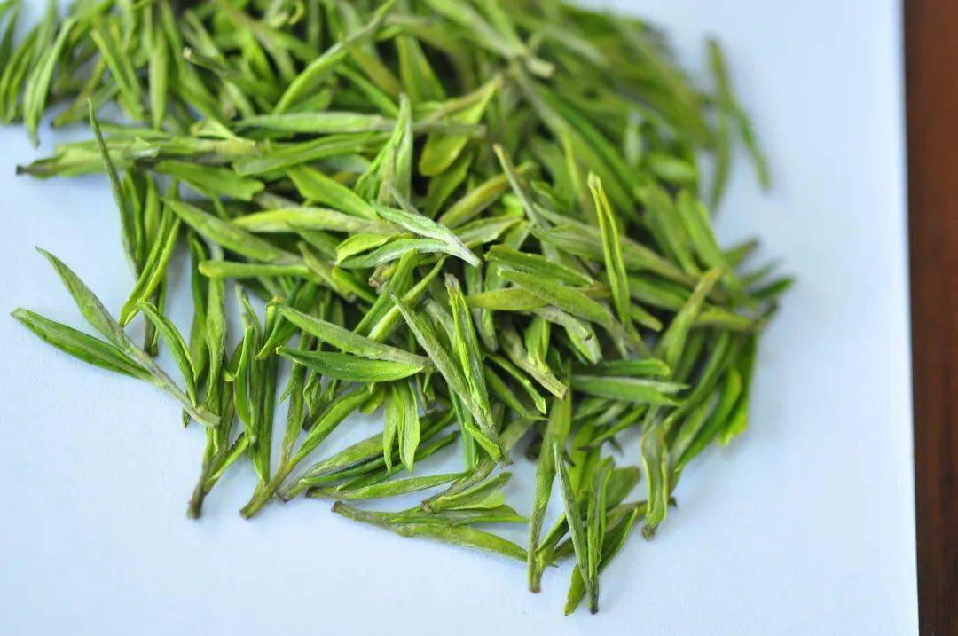 安吉白茶烘青绿茶一般根据原料的嫩度与工艺分,普通(大宗)烘青绿茶 和