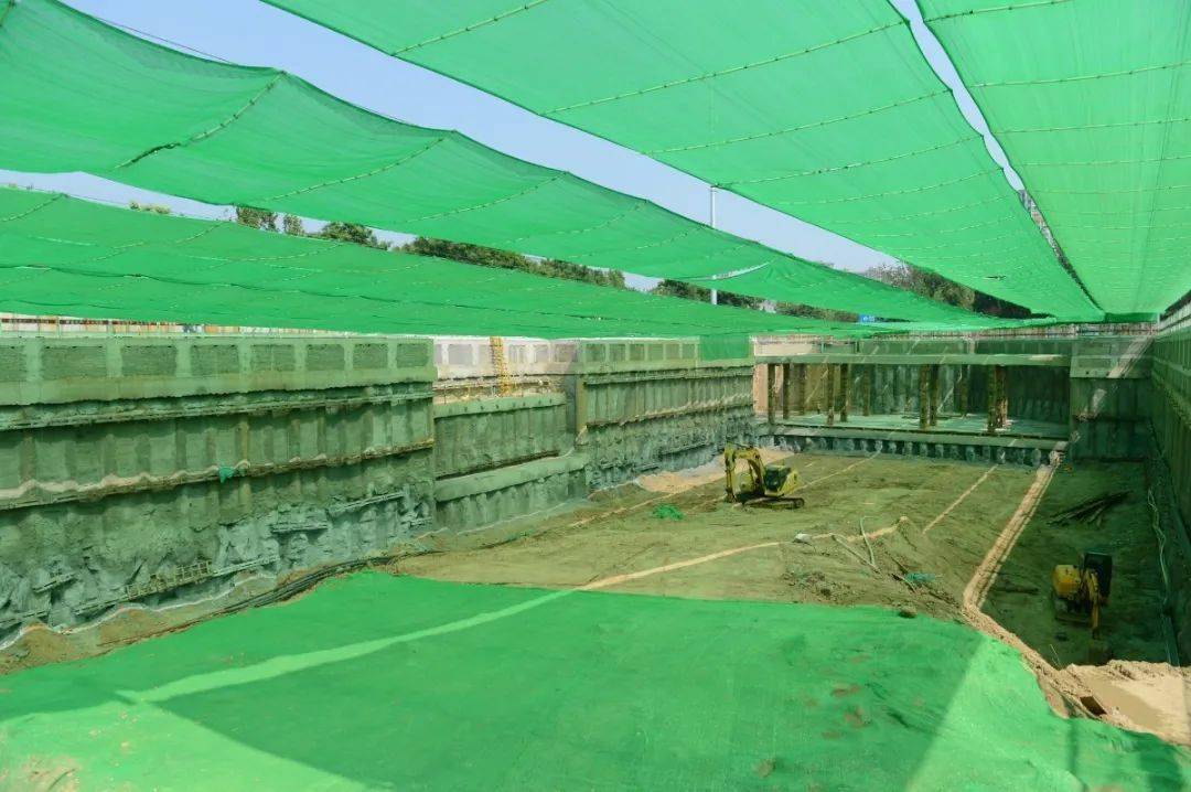 青岛首个“天幕”防尘工地建成系统兼具防尘、降噪、遮阳、降温、照明等功能
