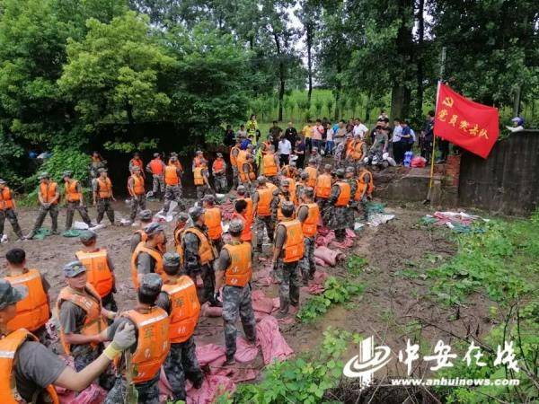 感动抗洪子弟兵满身泥泞在雨中吃午饭