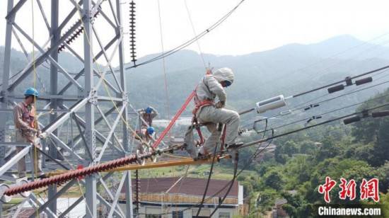 高温下的电力劳动者:平均每天高空作业3个多小时