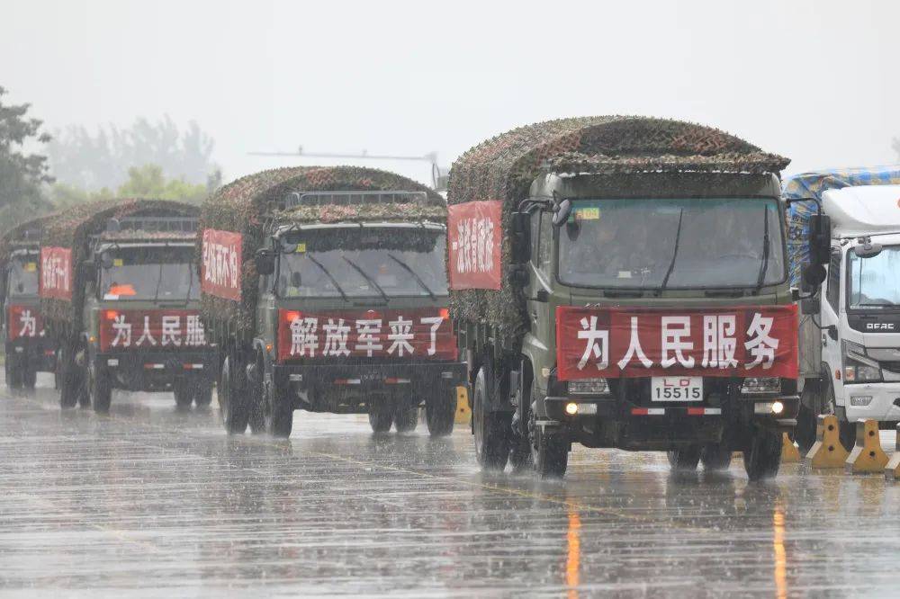 第71集团军1000名官兵紧急驰援芜湖抗洪