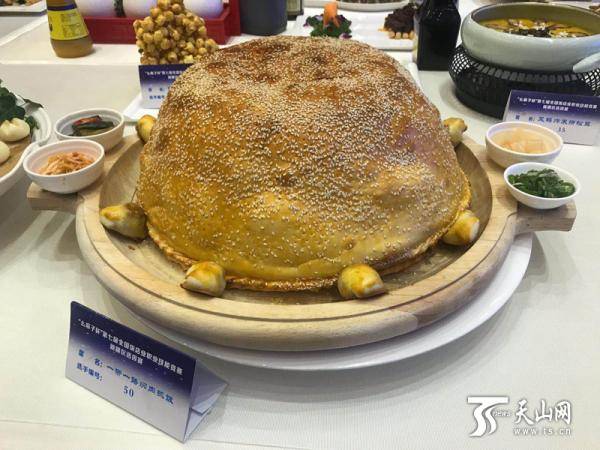 劳碌一天的人们还创新出一种吃法 馕就着西瓜或甜瓜吃一口瓜,一口馕