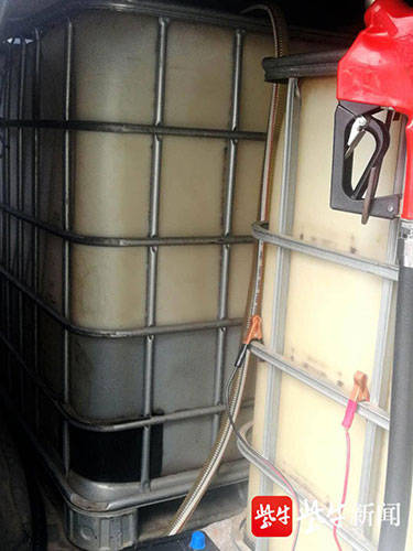 金杯|7座金杯面包车改装成“黑车”加油 两个塑料桶罐装了1.2吨汽油