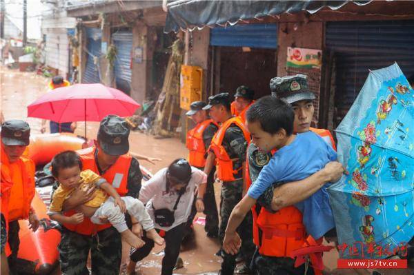 暴雨|有你们在真好！重庆万州暴雨袭城 武警官兵紧急救援