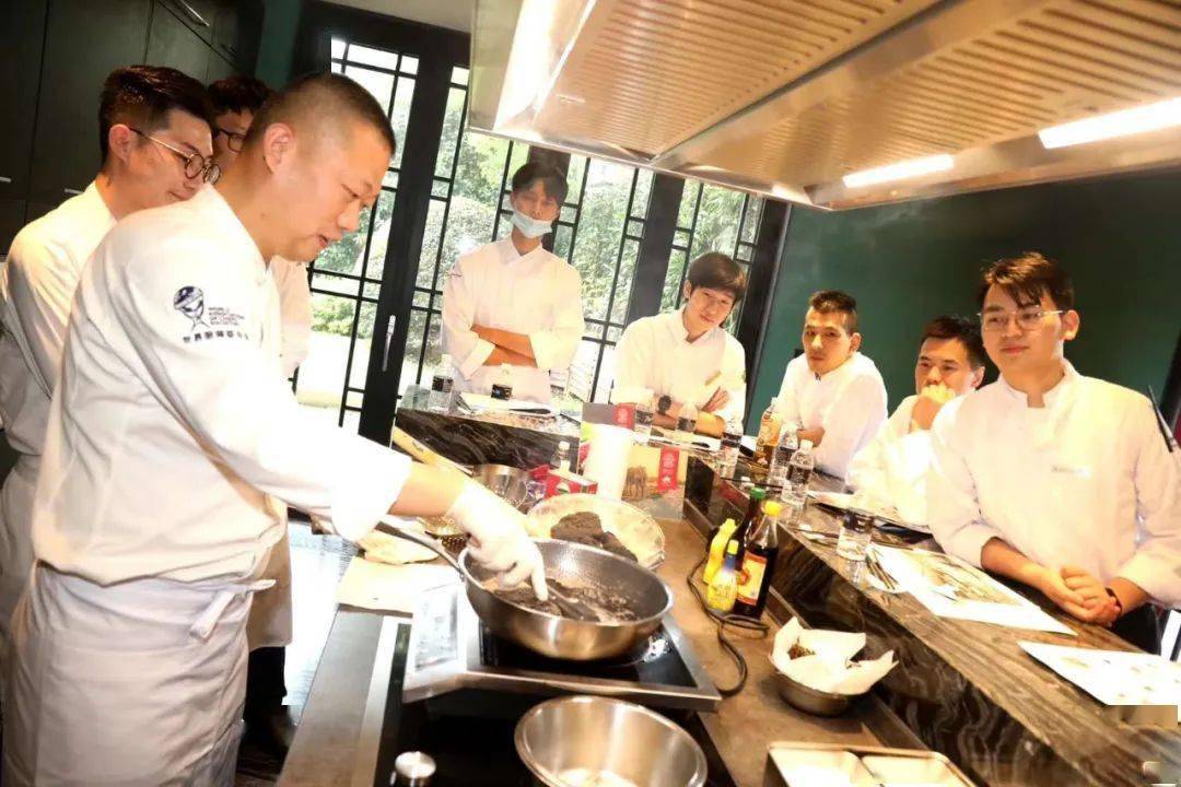 东湖餐饮研究会在研发中心——望松楼举办第三期厨师业务技能专项交流