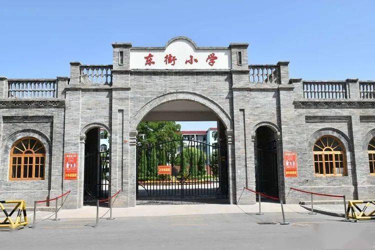 忻府区东街小学组织3000师生观看爱国主义影片《上甘岭》