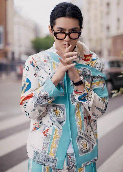 发型|王一博又解锁了新妆发？我宣布男明星在美容方面比女生还用力！