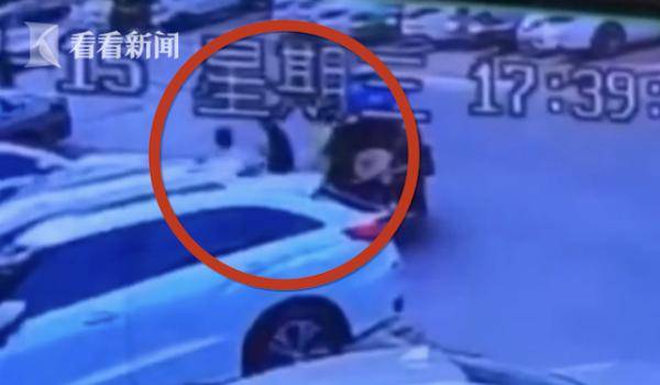 先生|快递员为保护女孩连挨2刀:身后就是孩子，不能退
