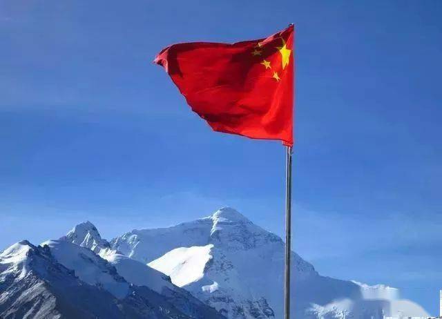 国旗飘飘的珠穆朗玛峰