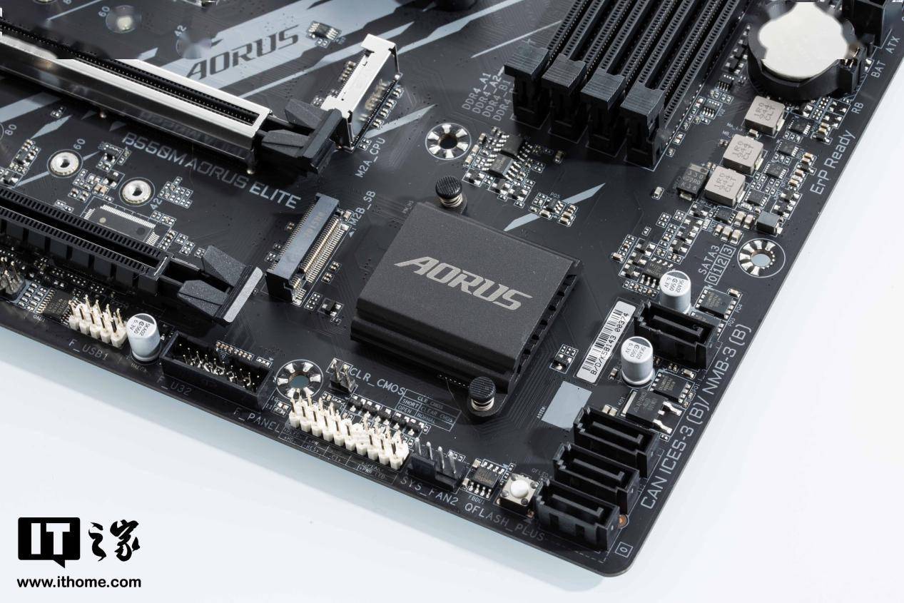 【IT之家开箱】技嘉 B550M AORUS ELITE 小雕主板图赏_接口
