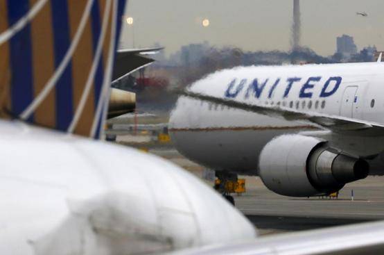 疫情|美国记者疫情期间体验美联航：空喊防疫口号 试图迷惑乘客