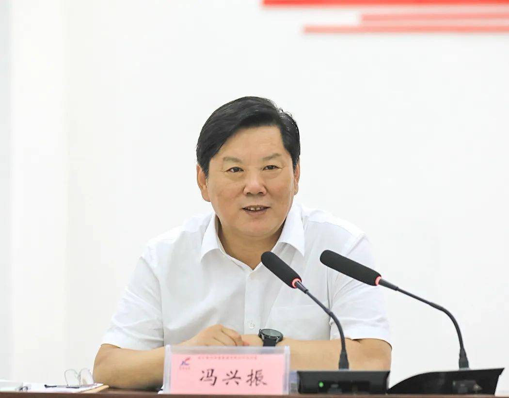 冯兴振认真听取该公司负责人工作汇报和干部职工代表发言,向长期坚守