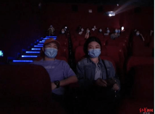 情侣|影院复工情侣也得隔开坐？单身狗：哈哈哈哈哈哈